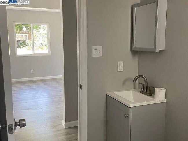 Photo - 1285 Russell Way