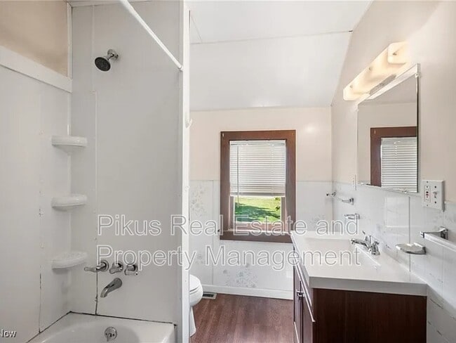 Photo - 405 Kling St