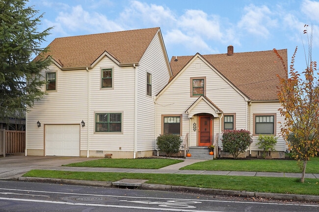 Photo - 731 Elm St SW Unidad Upstairs Apartment