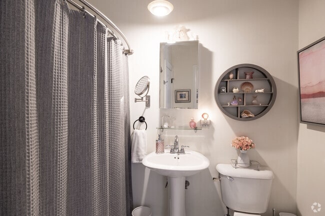 2BR, 1BA - 993SF - Bathroom