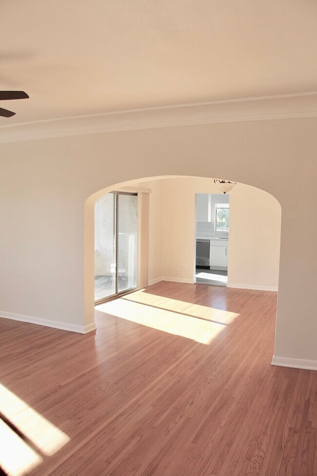 Livingroom to diningroom