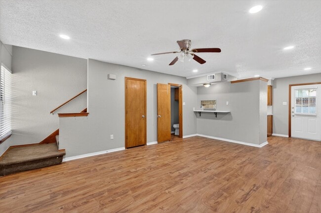 Photo - 305 Cambridge Dr
