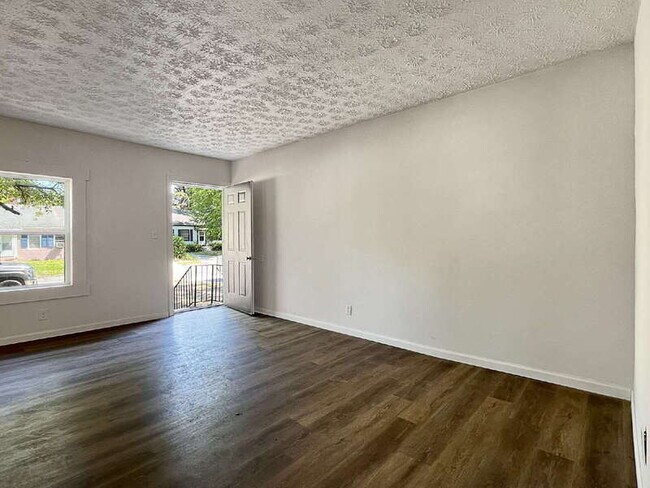 Photo - 1121 E 53rd St