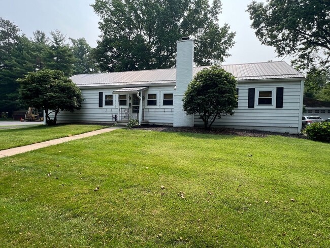 Building Photo - 4 Bed, 2 Bath House