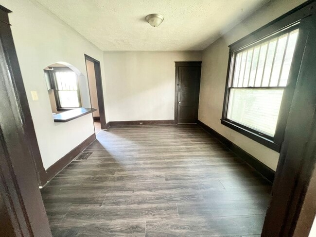 Photo - 2335 W Lee St