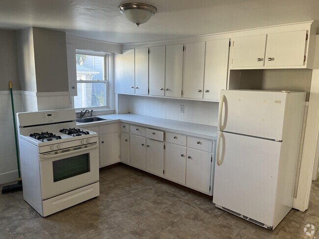 Building Photo - 16-18-18 Bolton St Unit 18 Rental