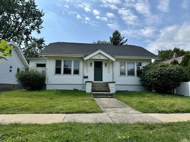 Photo - 307 W Charles St House