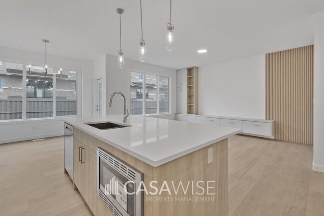 Photo - 22128-22194 94 Ave NW