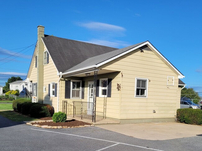 Building Photo - 331 Newport Rd