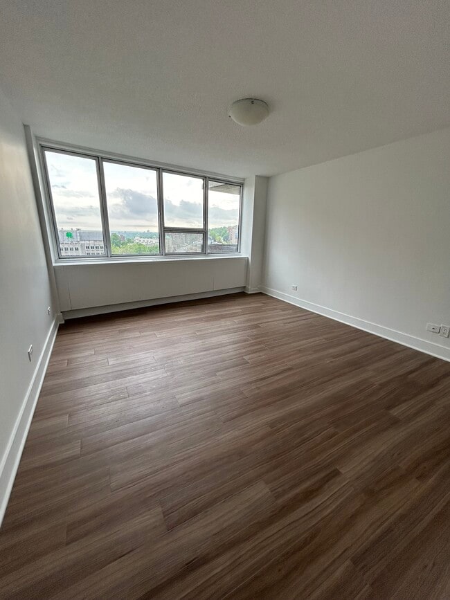 Photo - Le Gregor House