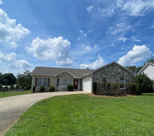 Building Photo - 1444 Farmington Hills Dr