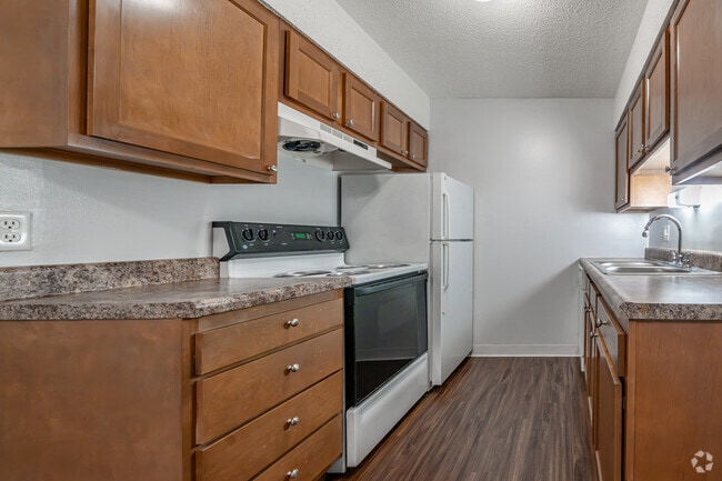 2BR, 1BA - 925SF - Kitchen - Glenbrook Apartments