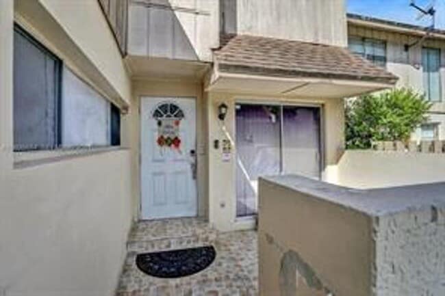 Photo - 833 NW 81st Ave