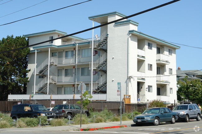 Building Photo - 2540 Regent St Rental