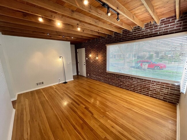 Building Photo - Charming 4 Bedroom 2 Bath Home in Sugarhouse!