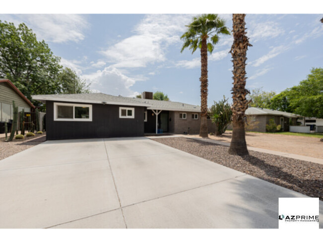 In the Heart of Tempe Lies a Rare 4/2 Have... - In the Heart of Tempe Lies a Rare 4/2 Have... House