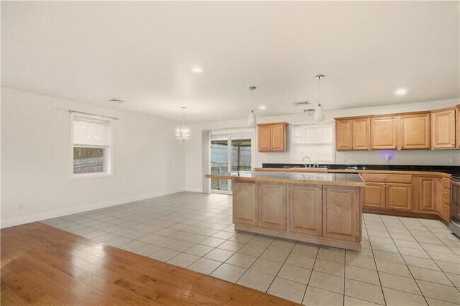 Photo - 37 Thayer St