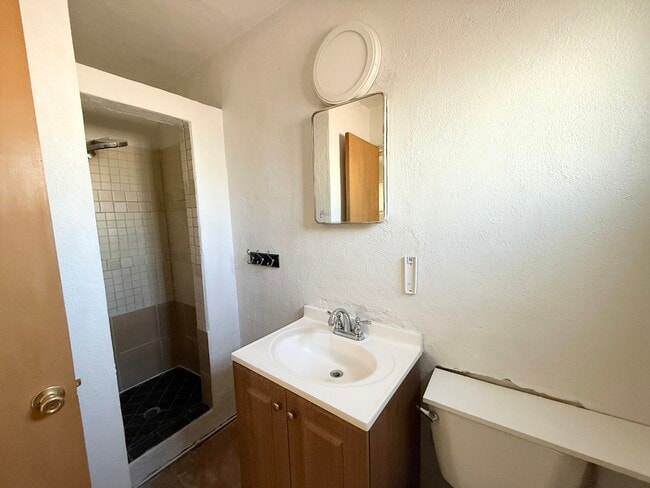 Baño - 208 Chama St NE