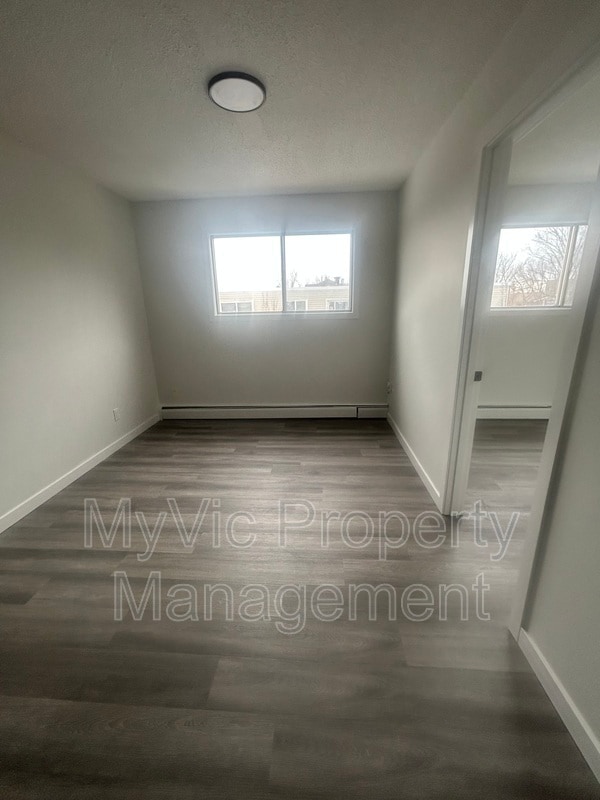 Photo - 11919-11101 101 St NW Unit One Bed