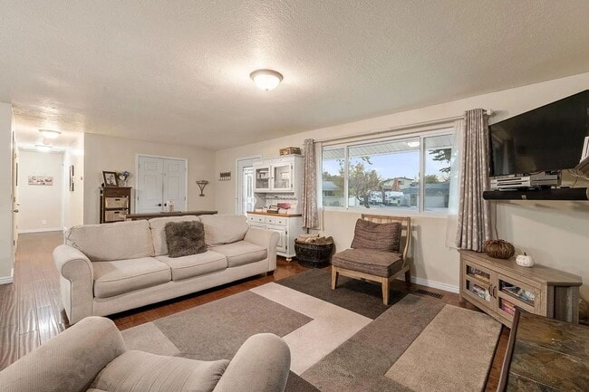 Photo - Beautiful 4 Bedroom Home in Sandy!