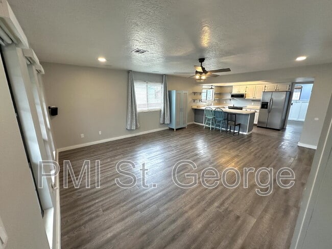 Photo - 460 S Main St