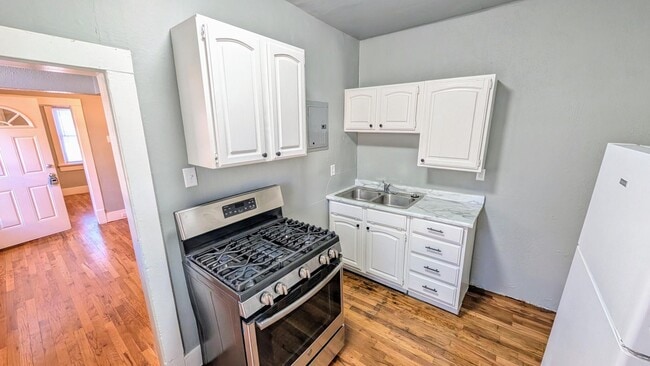 Photo - 400 E 9th St