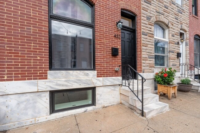 Building Photo - 432 S Robinson St
