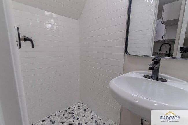 Photo - 1445 William St Unit 1