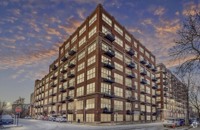Building Photo - 1500 W Monroe St Rental