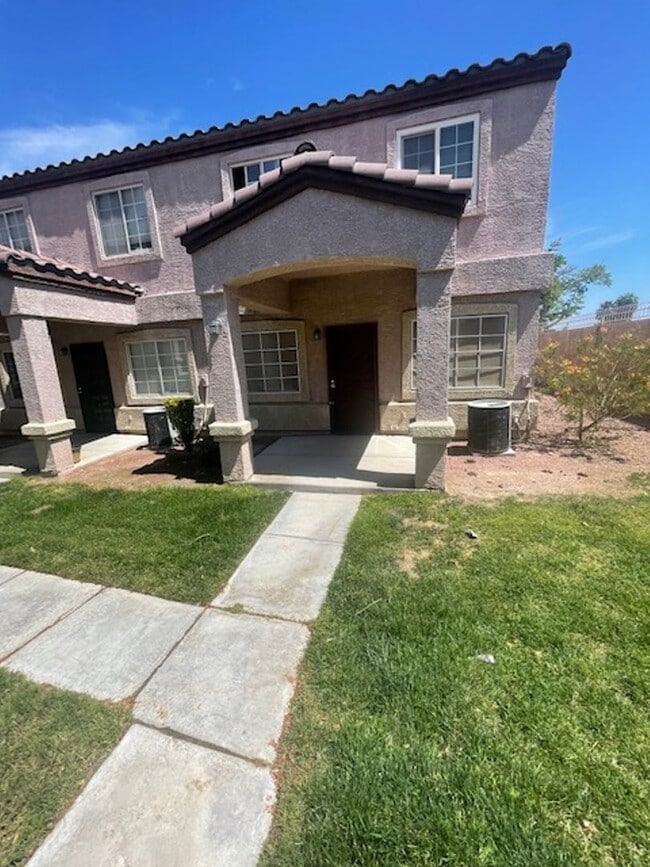 Building Photo - 3 Bedroom Townhouse!!