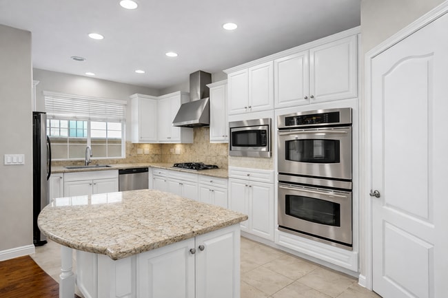 Photo - 33 Wonderland