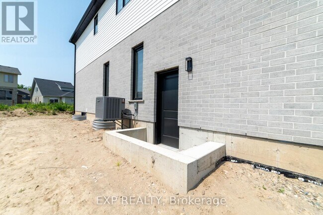 Photo - 266 Hesselman Cres
