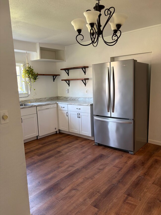 Building Photo - Newly Remodeled Two Bedroom with Sun Room!