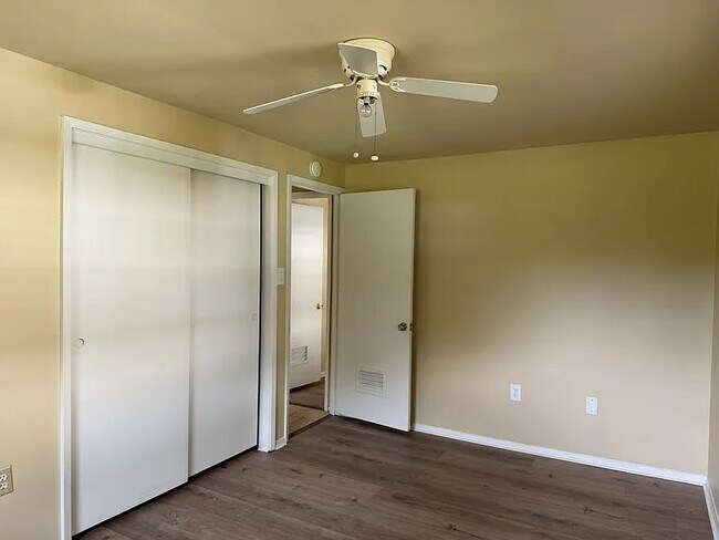 Photo - 121 Woodgate Cir