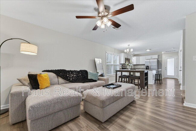 Photo - 409 Hillside Dr