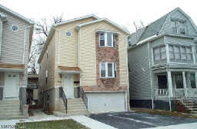 Building Photo - 26 Cambridge St Rental