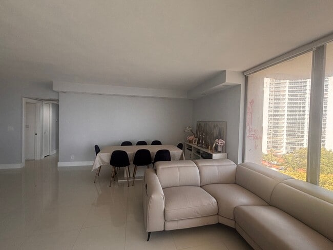Photo - 19355 Turnberry Way Unidad # 7B
