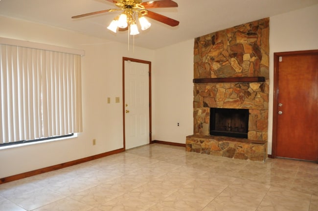 Photo - 916 Spring St NW