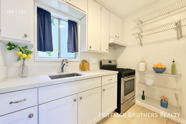 Photo - 5419 Harold Way Unidad 7