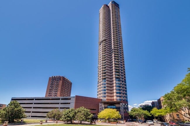 Building Photo - 1 bedroom in CHICAGO IL 60613 Unit 2908 Rental