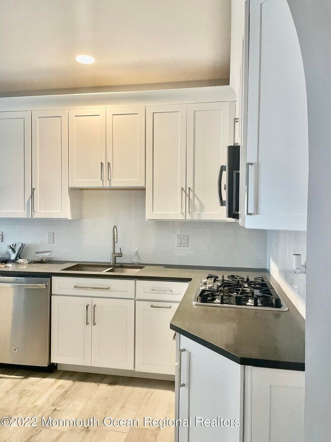 15 Riviera Dr