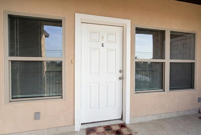 Building Photo - 5601 Cuenca Dr Unit G
