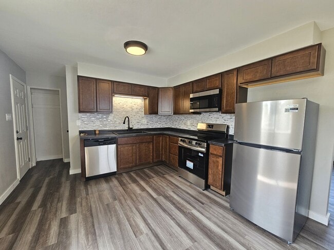 Building Photo - NE 3 bedroom 1 bath with garage near shopp... Rental