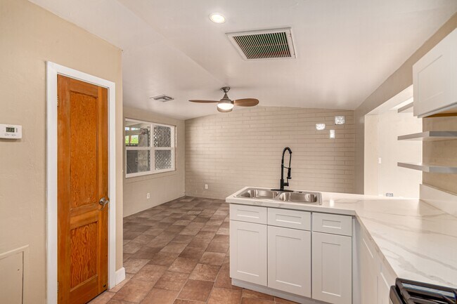 Photo - 350 E Kelso St