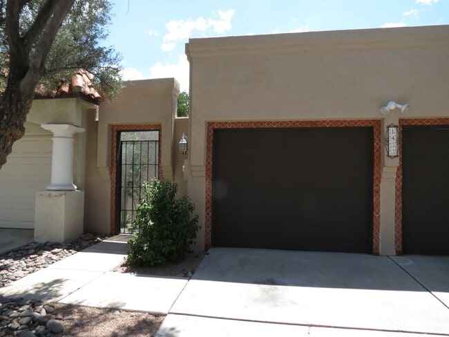 Building Photo - 2 Bedroom Westside Townhome!