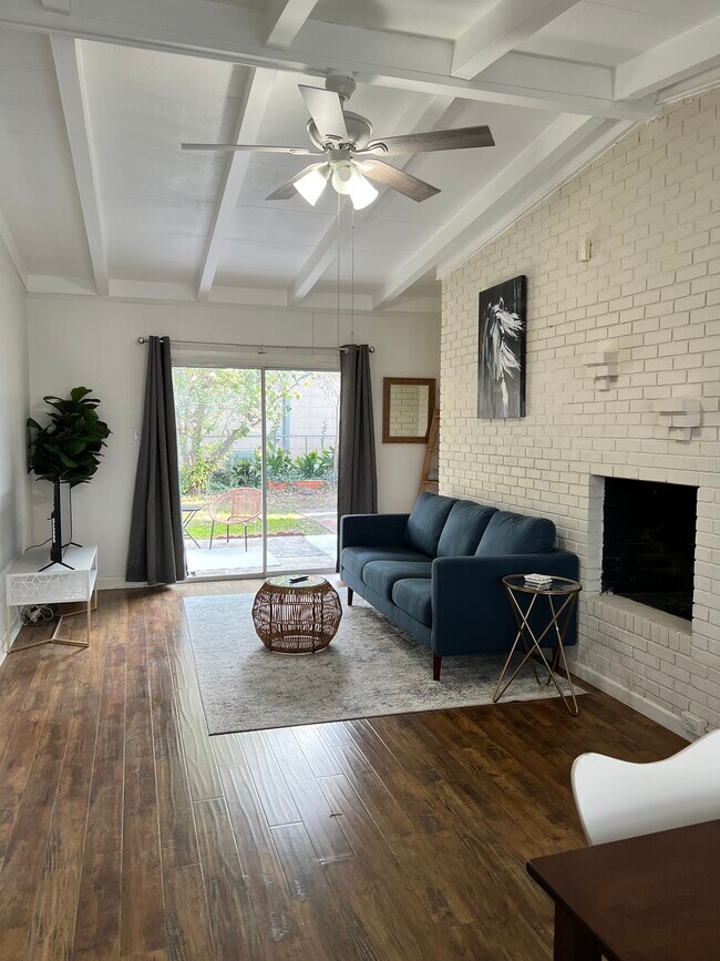 Welcome to 852 Chevy Chase! The front door leads into an open living space with vaulted ceilings. - 852 Chevy Chase Dr House