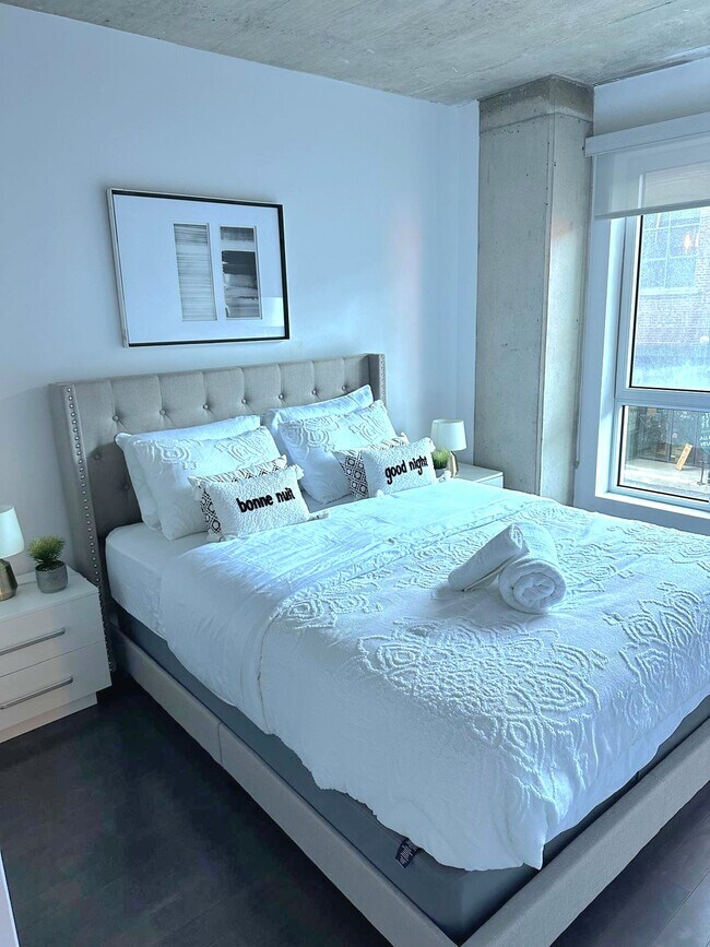 Building Photo - 1045 Rue Wellington