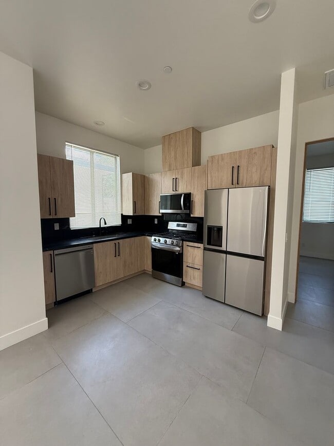 Building Photo - 3 bed, 2 bath ADU with private yard