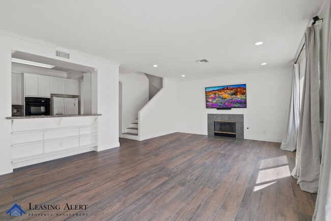 Photo - 20300 Vanowen St