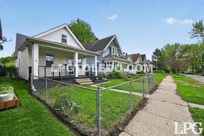 Photo - 921 Berry St